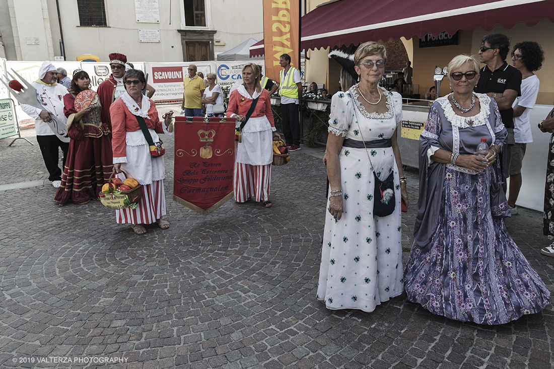 _G3I3579.jpg - 01/09/2019. Carmagnola. TO. Concorso del Peperone  Riservato ai produttori dellâ€™area di coltivazione del Peperone di Carmagnola, si premiano i migliori esemplari i dei quattro ecotipi locali: quadrato, lungo o corno di bue, trottola e tumaticot. Nella foto figuranti della sfilata in costumi storici della festa di Re Peperone della bella Povronera.