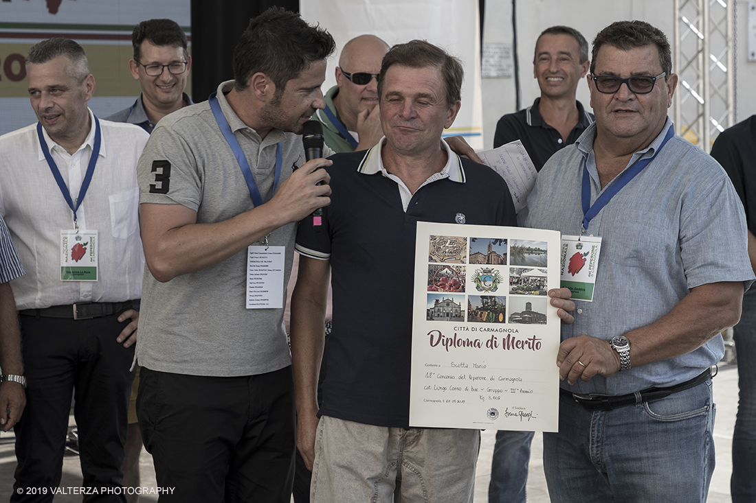 _G3I3649.jpg - 01/09/2019. Carmagnola. TO. Concorso del Peperone  Riservato ai produttori dellâ€™area di coltivazione del Peperone di Carmagnola, si premiano i migliori esemplari i dei quattro ecotipi locali: quadrato, lungo o corno di bue, trottola e tumaticot. Nella foto un momento della premiazione dei vincitori il concorso del Peperone