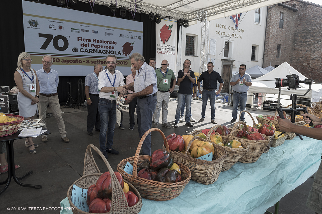 _G3I3664.jpg - 01/09/2019. Carmagnola. TO. Concorso del Peperone  Riservato ai produttori dellâ€™area di coltivazione del Peperone di Carmagnola, si premiano i migliori esemplari i dei quattro ecotipi locali: quadrato, lungo o corno di bue, trottola e tumaticot. Nella foto un momento della premiazione dei vincitori il concorso del Peperone