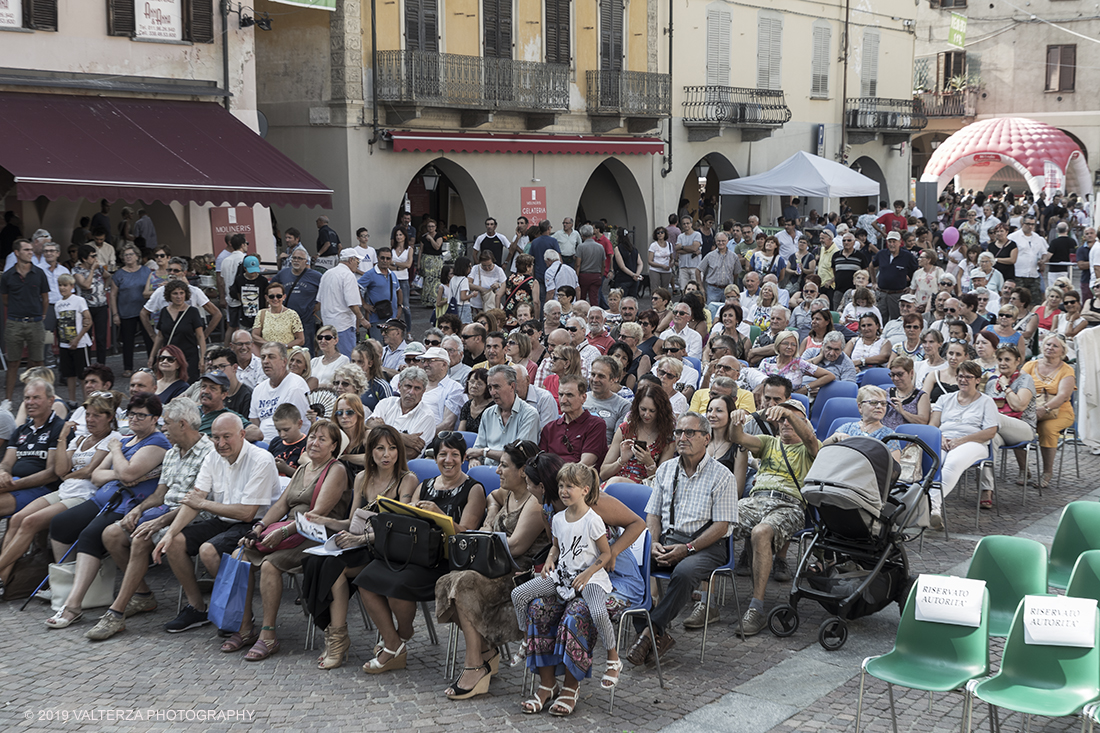 _G3I3754.jpg - 01/09/2019. Carmagnola. TO. Concorso del Peperone  Riservato ai produttori dellâ€™area di coltivazione del Peperone di Carmagnola, si premiano i migliori esemplari i dei quattro ecotipi locali: quadrato, lungo o corno di bue, trottola e tumaticot. Nella foto piazza Sant'Agostino gremita di spettatori.