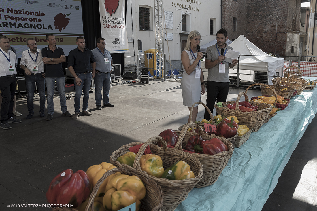 _G3I3786.jpg - 01/09/2019. Carmagnola. TO. Concorso del Peperone  Riservato ai produttori dellâ€™area di coltivazione del Peperone di Carmagnola, si premiano i migliori esemplari i dei quattro ecotipi locali: quadrato, lungo o corno di bue, trottola e tumaticot. Nella foto il conduttore della RAI "Tinto" con la sindaca di Carmagnola apre la cerimonia di premiazione dei vincitori del concorso