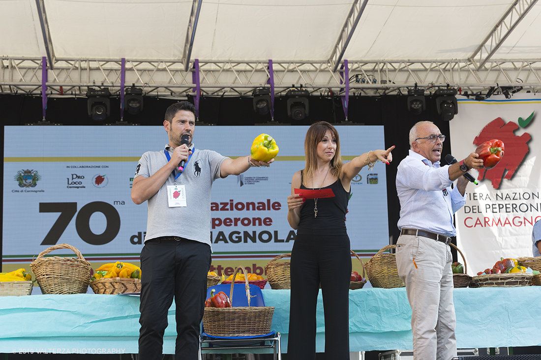 _X9B0591.jpg - 01/09/2019. Carmagnola. TO. Concorso del Peperone  Riservato ai produttori dellâ€™area di coltivazione del Peperone di Carmagnola, si premiano i migliori esemplari i dei quattro ecotipi locali: quadrato, lungo o corno di bue, trottola e tumaticot. Nella foto un momento dell'asta benefica dei peperoni premiati a favore dell'Ass. Angeli di Ninfa con la partecipazione di "TINTO"