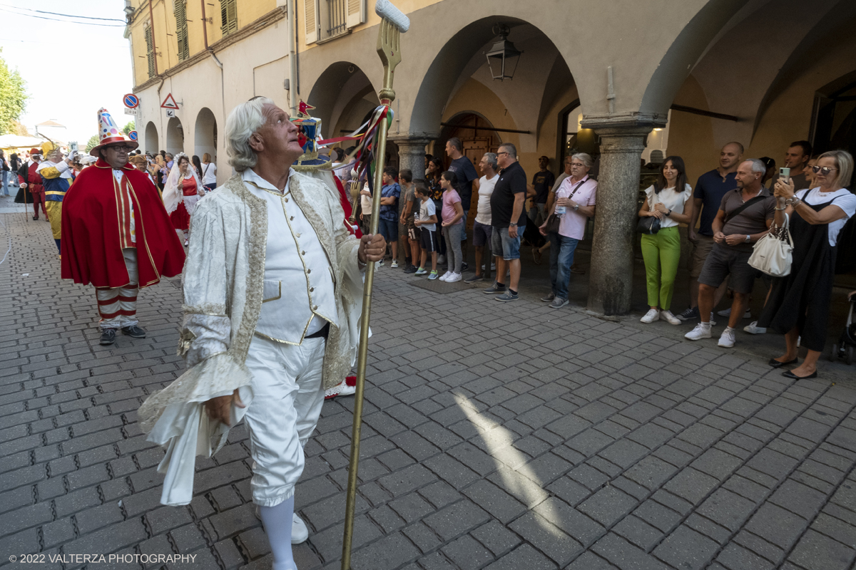 DSCF2660.jpg - 04/09/2022. Carmagnola. Nell'ambito della 73^ edizione della fiera Fiera Ã¨ andato in scena il peperone day 2022 , torna la nuova edizione della Festa di Re Peperone e della Bela Povronera, con sfilata delle maschere. Nella foto un momento della sfilata del corteo storico