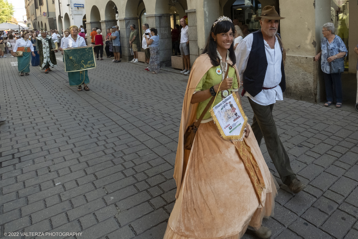 DSCF2790.jpg - 04/09/2022. Carmagnola. Nell'ambito della 73^ edizione della fiera Fiera Ã¨ andato in scena il peperone day 2022 , torna la nuova edizione della Festa di Re Peperone e della Bela Povronera, con sfilata delle maschere. Nella foto un momento della sfilata del corteo storico