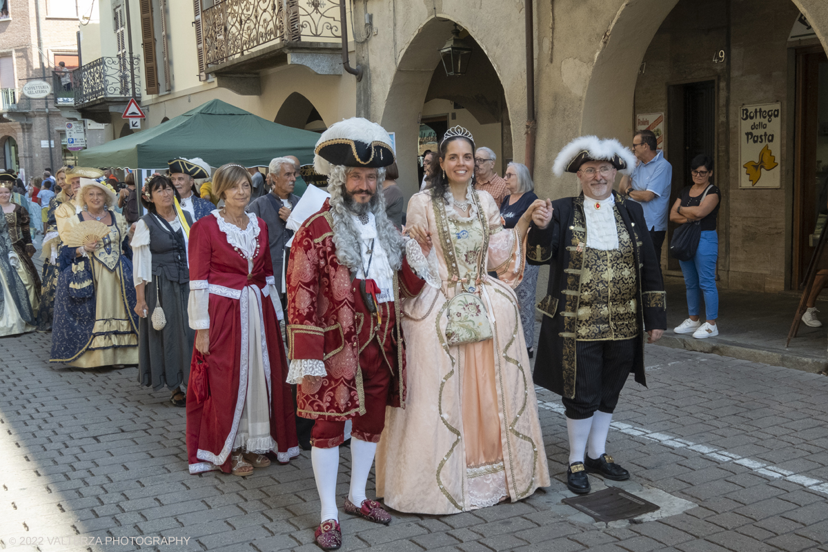 DSCF3029.jpg - 04/09/2022. Carmagnola. Nell'ambito della 73^ edizione della fiera Fiera Ã¨ andato in scena il peperone day 2022 , torna la nuova edizione della Festa di Re Peperone e della Bela Povronera, con sfilata delle maschere. Nella foto un momento della sfilata del corteo storico