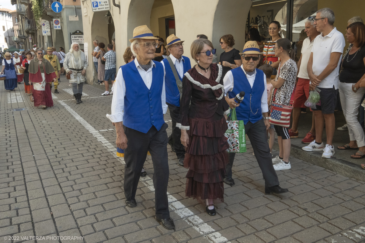 DSCF3325.jpg - 04/09/2022. Carmagnola. Nell'ambito della 73^ edizione della fiera Fiera Ã¨ andato in scena il peperone day 2022 , torna la nuova edizione della Festa di Re Peperone e della Bela Povronera, con sfilata delle maschere. Nella foto un momento della sfilata del corteo storico