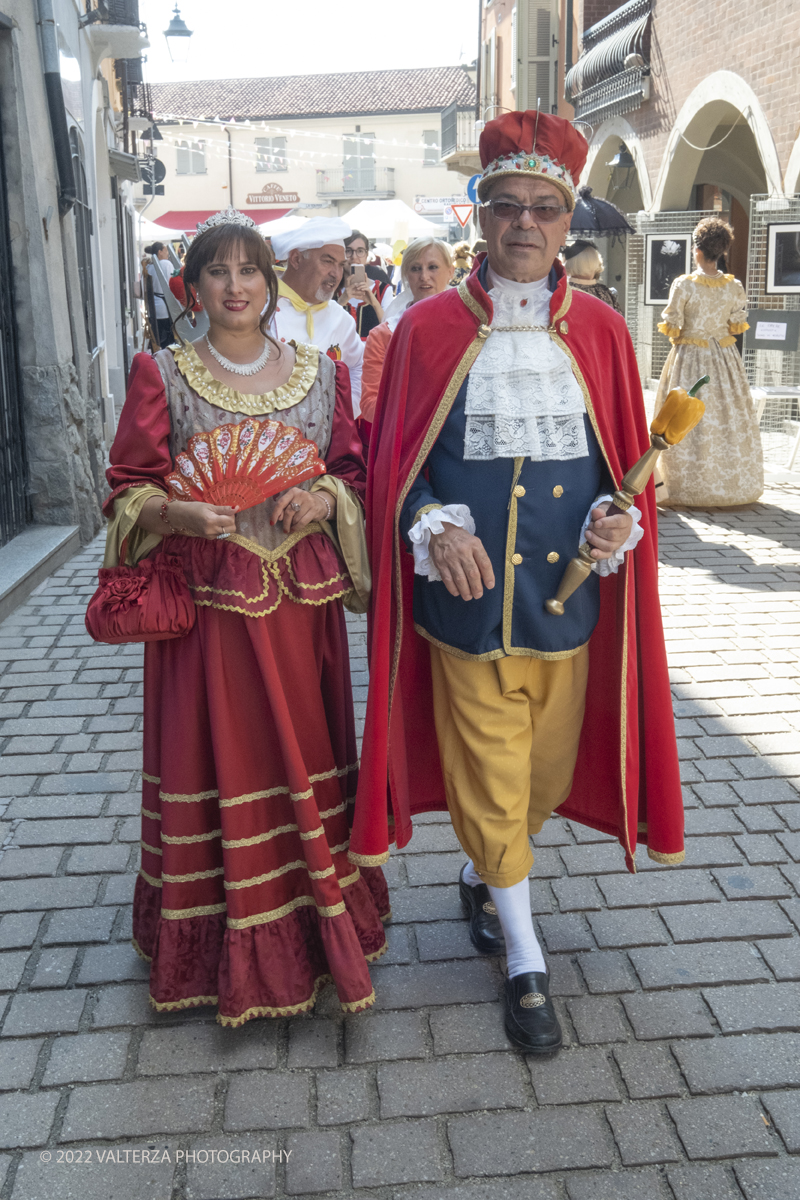 DSCF3377.jpg - 04/09/2022. Carmagnola. Nell'ambito della 73^ edizione della fiera Fiera Ã¨ andato in scena il peperone day 2022 , torna la nuova edizione della Festa di Re Peperone e della Bela Povronera, con sfilata delle maschere. Nella foto Re Peperone e la Bela Povronera in sfilata