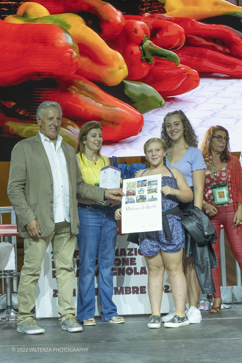 DSCF3689.jpg - 04/09/2022. Carmagnola. Nell'ambito della 73^ edizione della fiera Fiera Ã¨ andato in scena il peperone day 2022 , torna la nuova edizione della Festa di Re Peperone e della Bela Povronera, con sfilata delle maschere. Nella foto un momento della premiazione del tradizionale concorso dei migliori peperoni