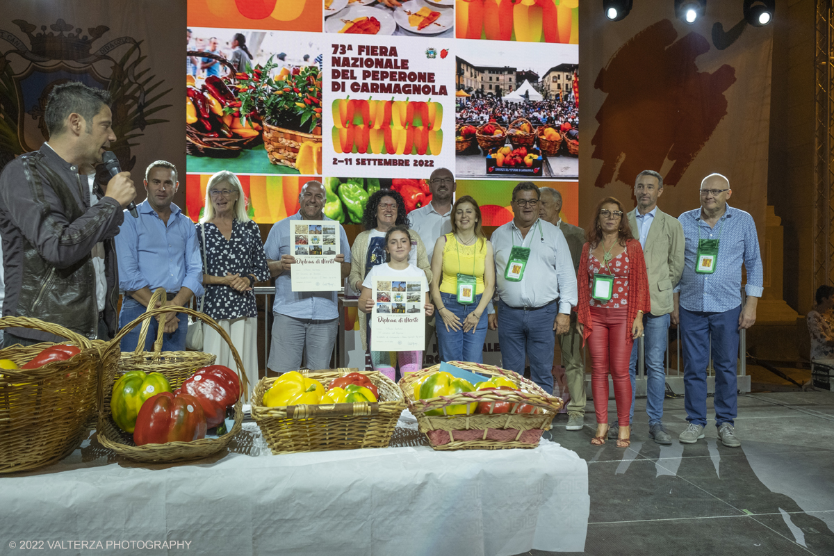 DSCF3827.jpg - 04/09/2022. Carmagnola. Nell'ambito della 73^ edizione della fiera Fiera Ã¨ andato in scena il peperone day 2022 , torna la nuova edizione della Festa di Re Peperone e della Bela Povronera, con sfilata delle maschere. Nella foto un momento della premiazione del tradizionale concorso dei migliori peperoni