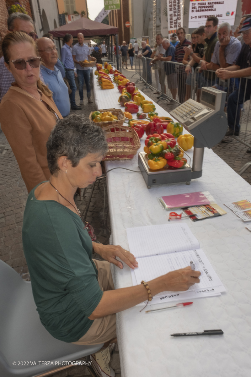 _DSF4522.jpg - 04/09/2022. Carmagnola. Nell'ambito della 73^ edizione della fiera Fiera Ã¨ andato in scena il peperone day 2022 , torna la nuova edizione della Festa di Re Peperone e della Bela Povronera, con sfilata delle maschere. Nella foto il momento della pesatura dei peperoni selezionati per il tradizionale concorsso