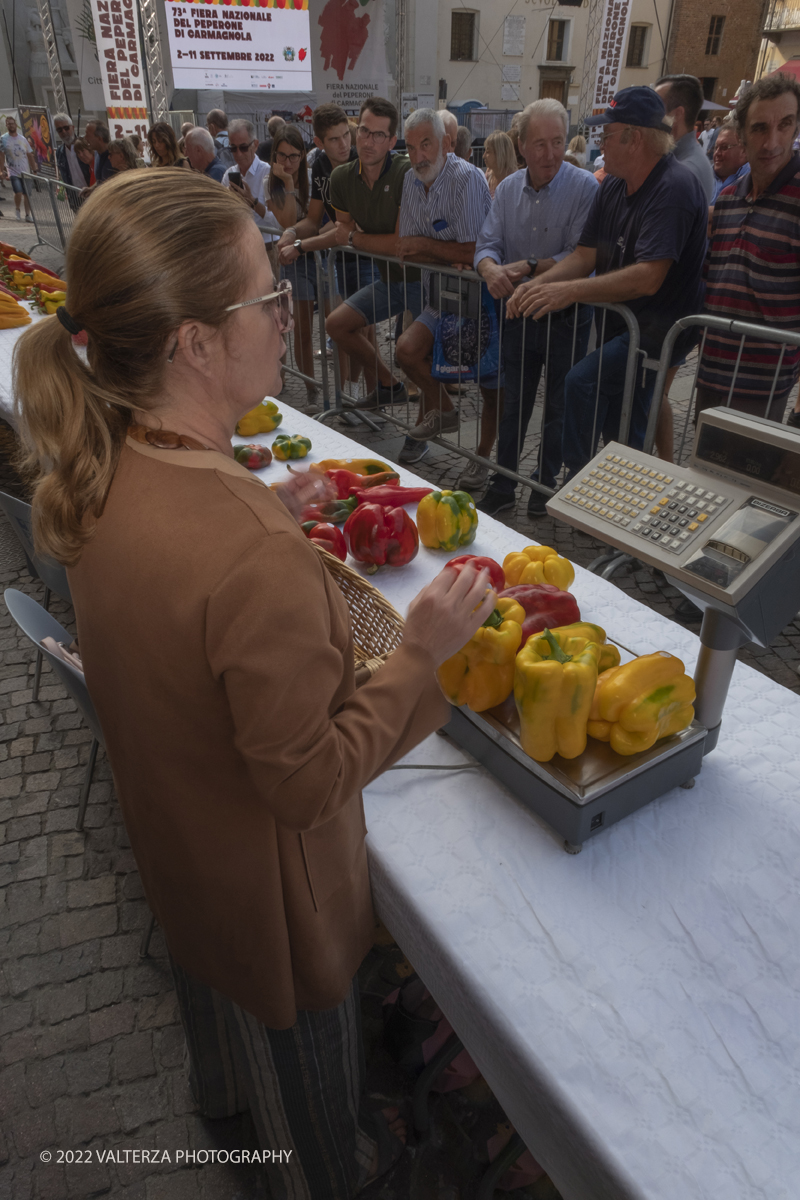 _DSF4538.jpg - 04/09/2022. Carmagnola. Nell'ambito della 73^ edizione della fiera Fiera Ã¨ andato in scena il peperone day 2022 , torna la nuova edizione della Festa di Re Peperone e della Bela Povronera, con sfilata delle maschere. Nella foto il momento della pesatura dei peperoni selezionati per il tradizionale concorsso