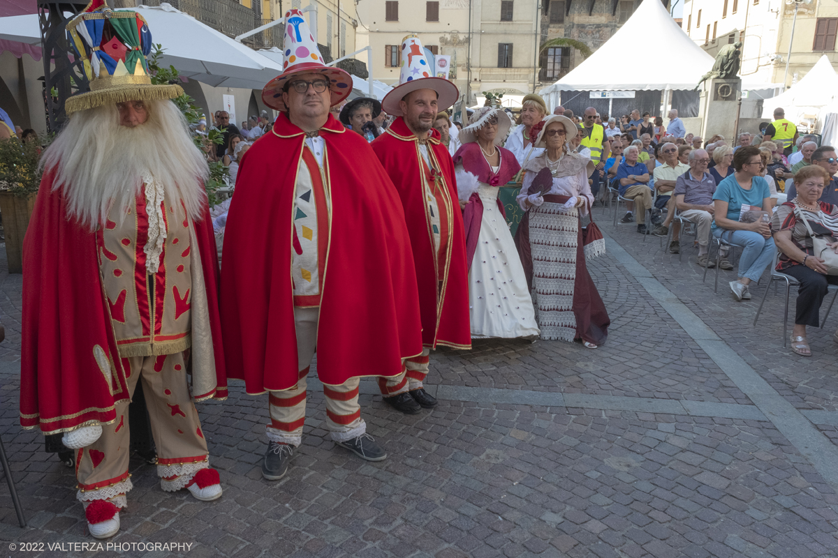 _DSF4860.jpg - 04/09/2022. Carmagnola. Nell'ambito della 73^ edizione della fiera Fiera Ã¨ andato in scena il peperone day 2022 , torna la nuova edizione della Festa di Re Peperone e della Bela Povronera, con sfilata delle maschere. Nella foto gruppi  e personaggi storici della grande sfilata per la festa di Re Peperone   e della Bela Povronera,