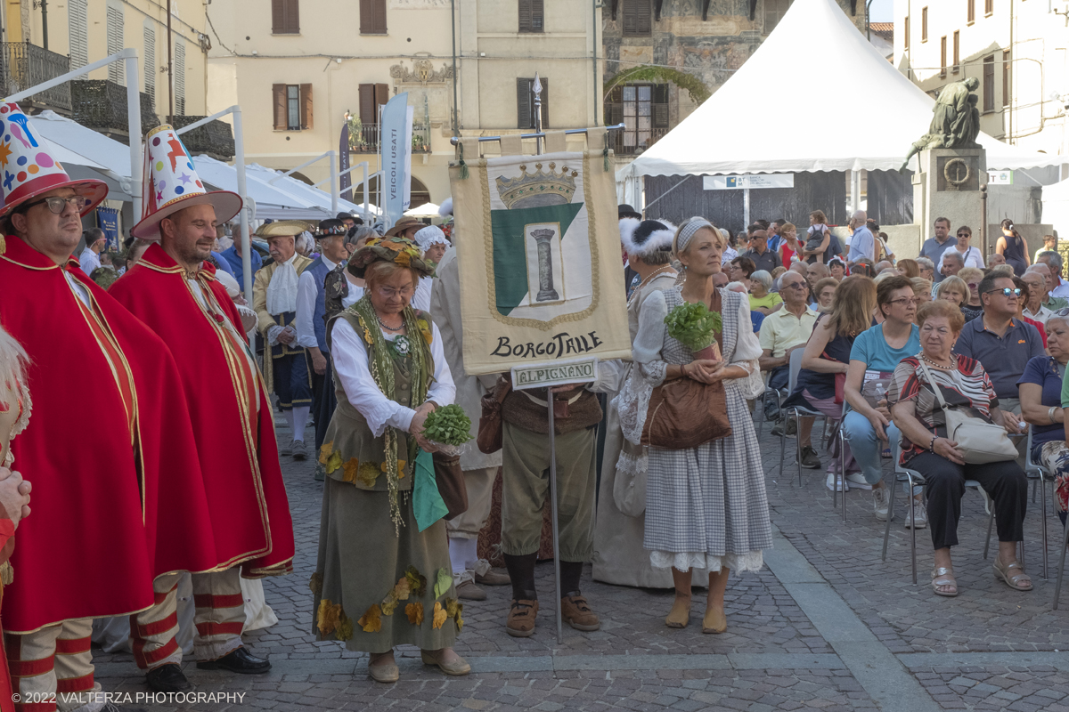 _DSF4870.jpg - 04/09/2022. Carmagnola. Nell'ambito della 73^ edizione della fiera Fiera Ã¨ andato in scena il peperone day 2022 , torna la nuova edizione della Festa di Re Peperone e della Bela Povronera, con sfilata delle maschere. Nella foto gruppi  e personaggi storici della grande sfilata per la festa di Re Peperone   e della Bela Povronera,