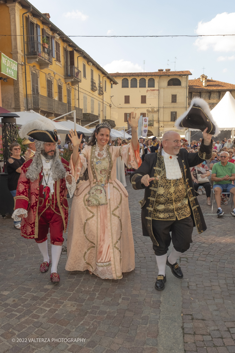 _DSF4895.jpg - 04/09/2022. Carmagnola. Nell'ambito della 73^ edizione della fiera Fiera Ã¨ andato in scena il peperone day 2022 , torna la nuova edizione della Festa di Re Peperone e della Bela Povronera, con sfilata delle maschere. Nella foto gruppi  e personaggi storici della grande sfilata per la festa di Re Peperone   e della Bela Povronera,