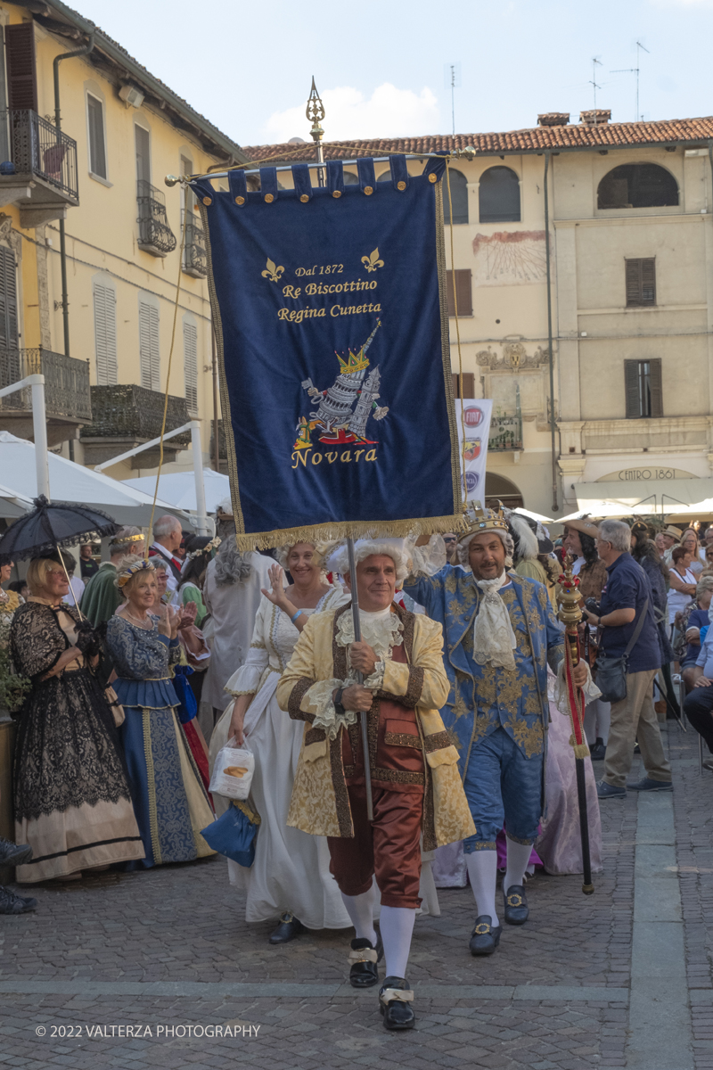 _DSF4940.jpg - 04/09/2022. Carmagnola. Nell'ambito della 73^ edizione della fiera Fiera Ã¨ andato in scena il peperone day 2022 , torna la nuova edizione della Festa di Re Peperone e della Bela Povronera, con sfilata delle maschere. Nella foto gruppi  e personaggi storici della grande sfilata per la festa di Re Peperone   e della Bela Povronera,