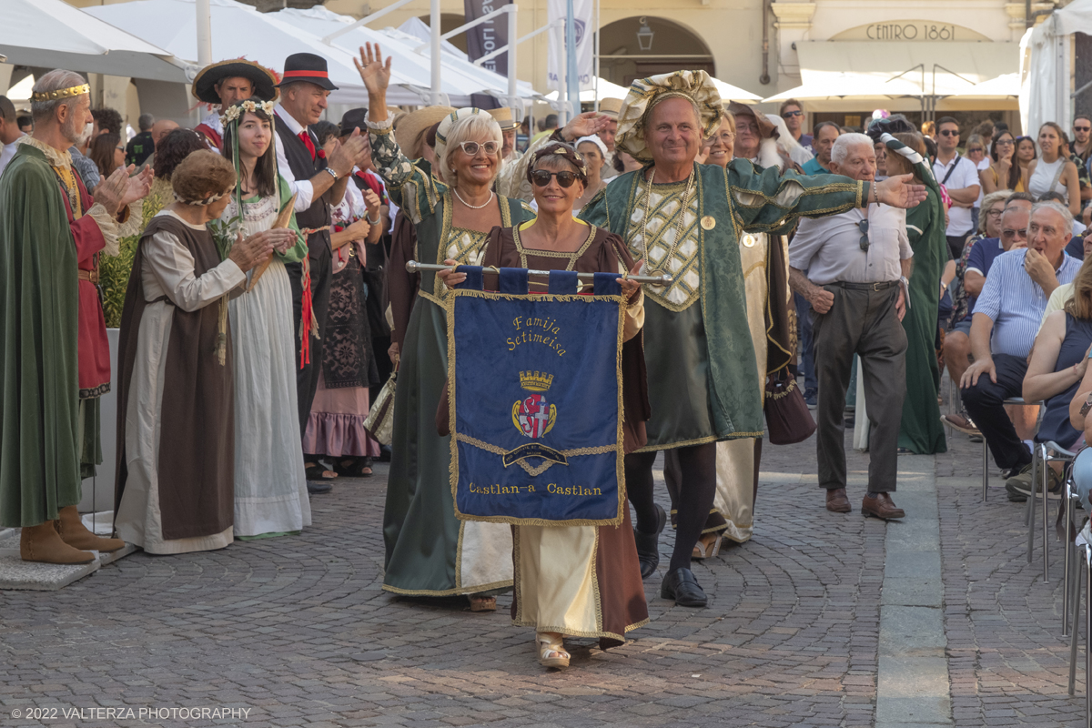 _DSF4970.jpg - 04/09/2022. Carmagnola. Nell'ambito della 73^ edizione della fiera Fiera Ã¨ andato in scena il peperone day 2022 , torna la nuova edizione della Festa di Re Peperone e della Bela Povronera, con sfilata delle maschere. Nella foto gruppi  e personaggi storici della grande sfilata per la festa di Re Peperone   e della Bela Povronera,