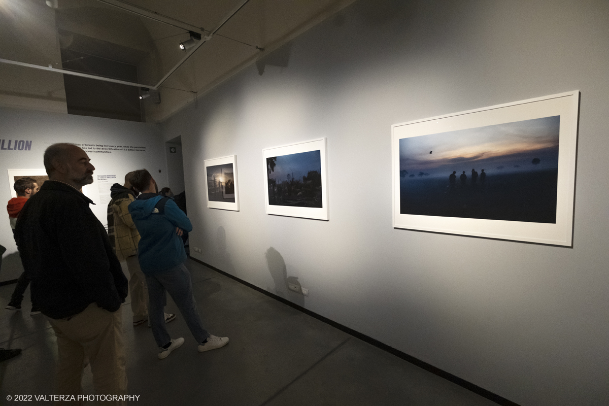 _DSF3486.jpg - 20/10/2022. Torino. La mostra "Focus on Future" racconta in 200 scatti le situazioni di fragilitÃ  del nostro pianeta . Nella foto in visita alla mostra