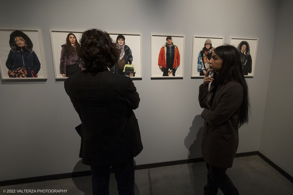 _DSF3673.jpg - 20/10/2022. Torino. La mostra "Focus on Future" racconta in 200 scatti le situazioni di fragilitÃ  del nostro pianeta . Nella foto in visita alla mostra