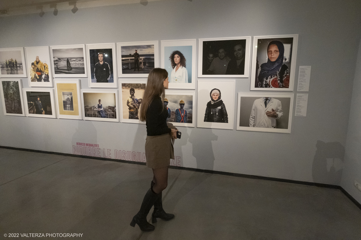 _DSF3734.jpg - 20/10/2022. Torino. La mostra "Focus on Future" racconta in 200 scatti le situazioni di fragilitÃ  del nostro pianeta . Nella foto in visita alla mostra