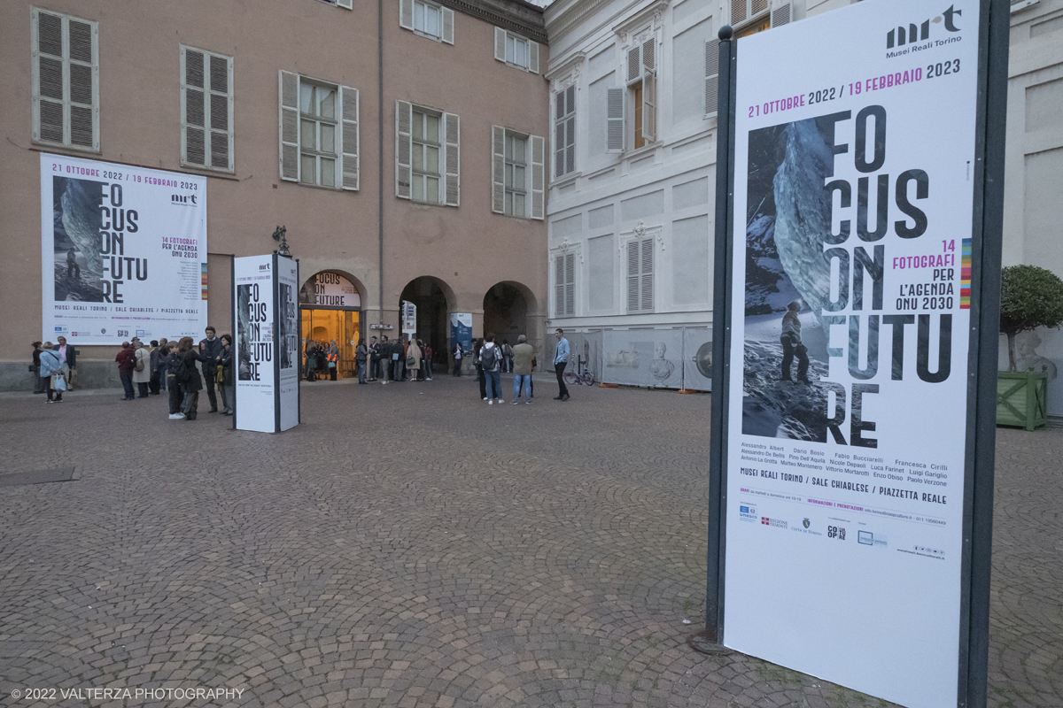 _DSF3766.jpg - 20/10/2022. Torino. La mostra "Focus on Future" racconta in 200 scatti le situazioni di fragilitÃ  del nostro pianeta . Nella foto la pubblicitÃ  della mostra nella piazzetta reale