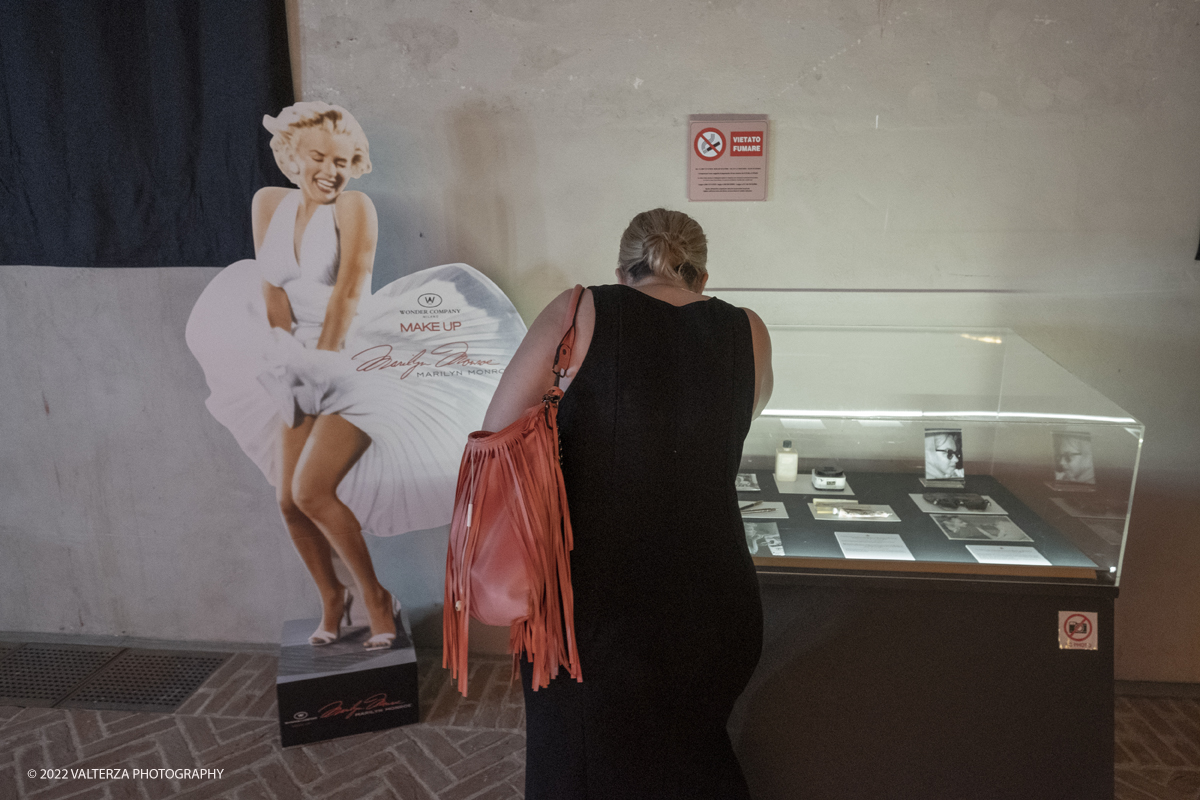 _DSF0080.jpg - 01/07/2022. Torino. A sessantâ€™anni dalla morte della Monroe, una mostra-evento con memorabilia originali, in parte esposti in anteprima mondiale e le fotografie , scattate dal fotografo,suo amico storico ,Sam Shaw. Nella foto in visita alla mostra