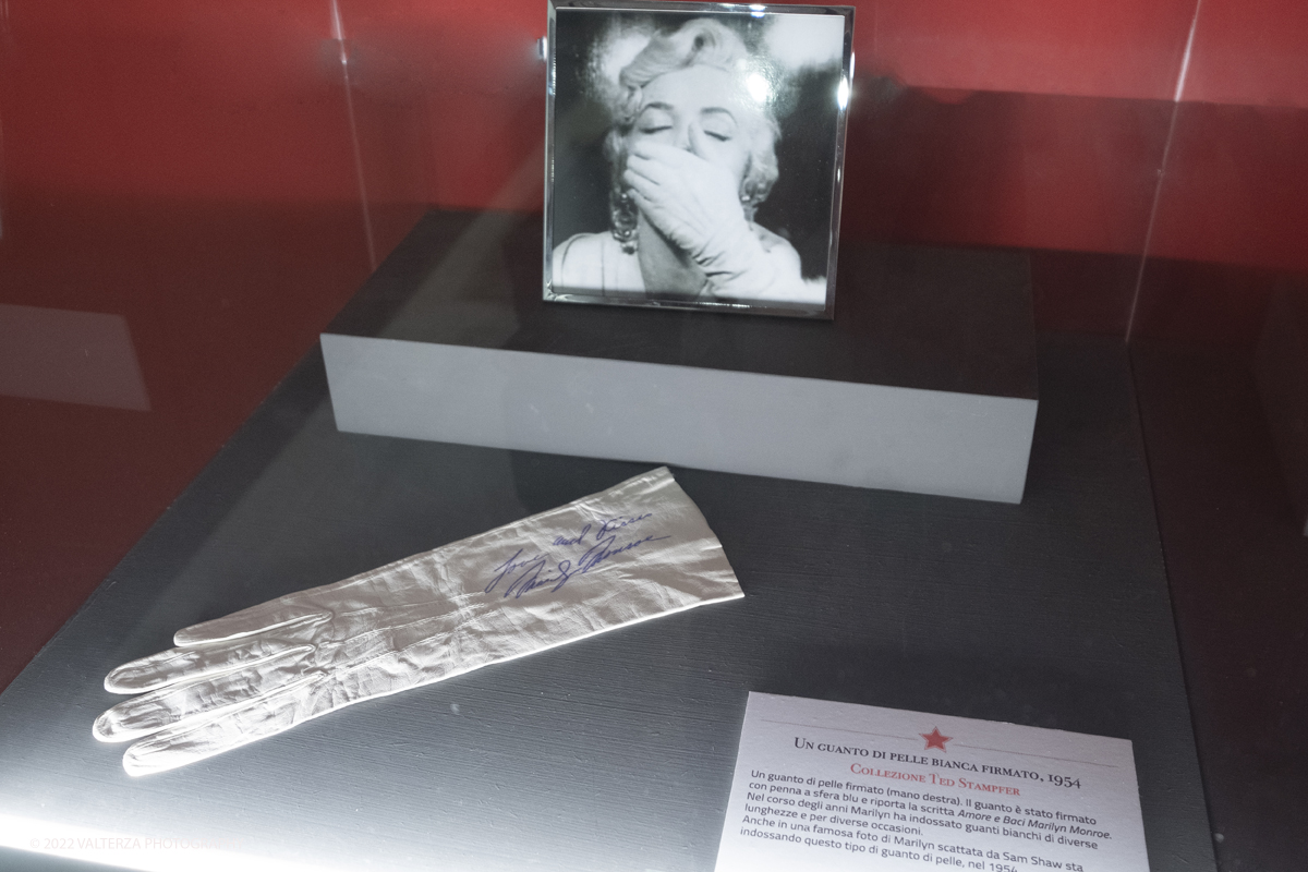 _DSF9737.jpg - 01/07/2022. Torino. A sessantâ€™anni dalla morte della Monroe, una mostra-evento con memorabilia originali, in parte esposti in anteprima mondiale e le fotografie , scattate dal fotografo,suo amico storico ,Sam Shaw. Nella foto guanto di Marulyn con autografo