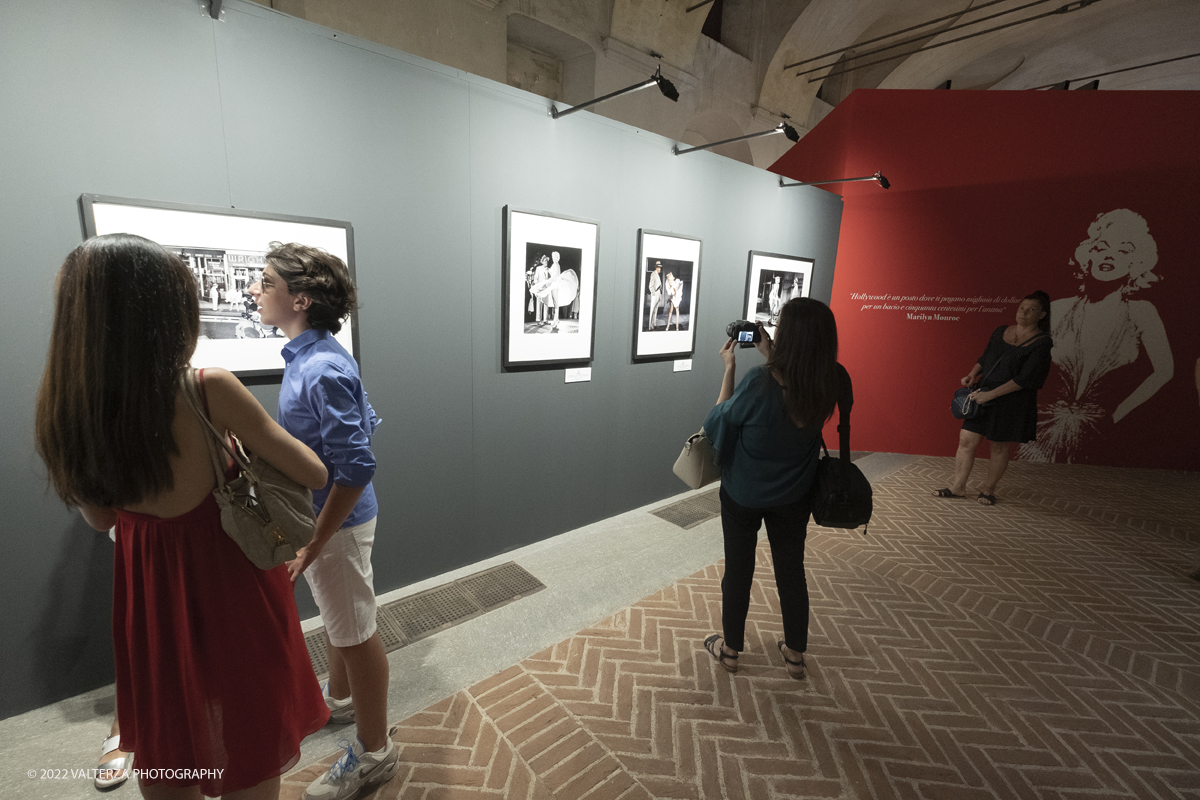 _DSF9794.jpg - 01/07/2022. Torino. A sessantâ€™anni dalla morte della Monroe, una mostra-evento con memorabilia originali, in parte esposti in anteprima mondiale e le fotografie , scattate dal fotografo,suo amico storico ,Sam Shaw. Nella foto in visita alla mostra