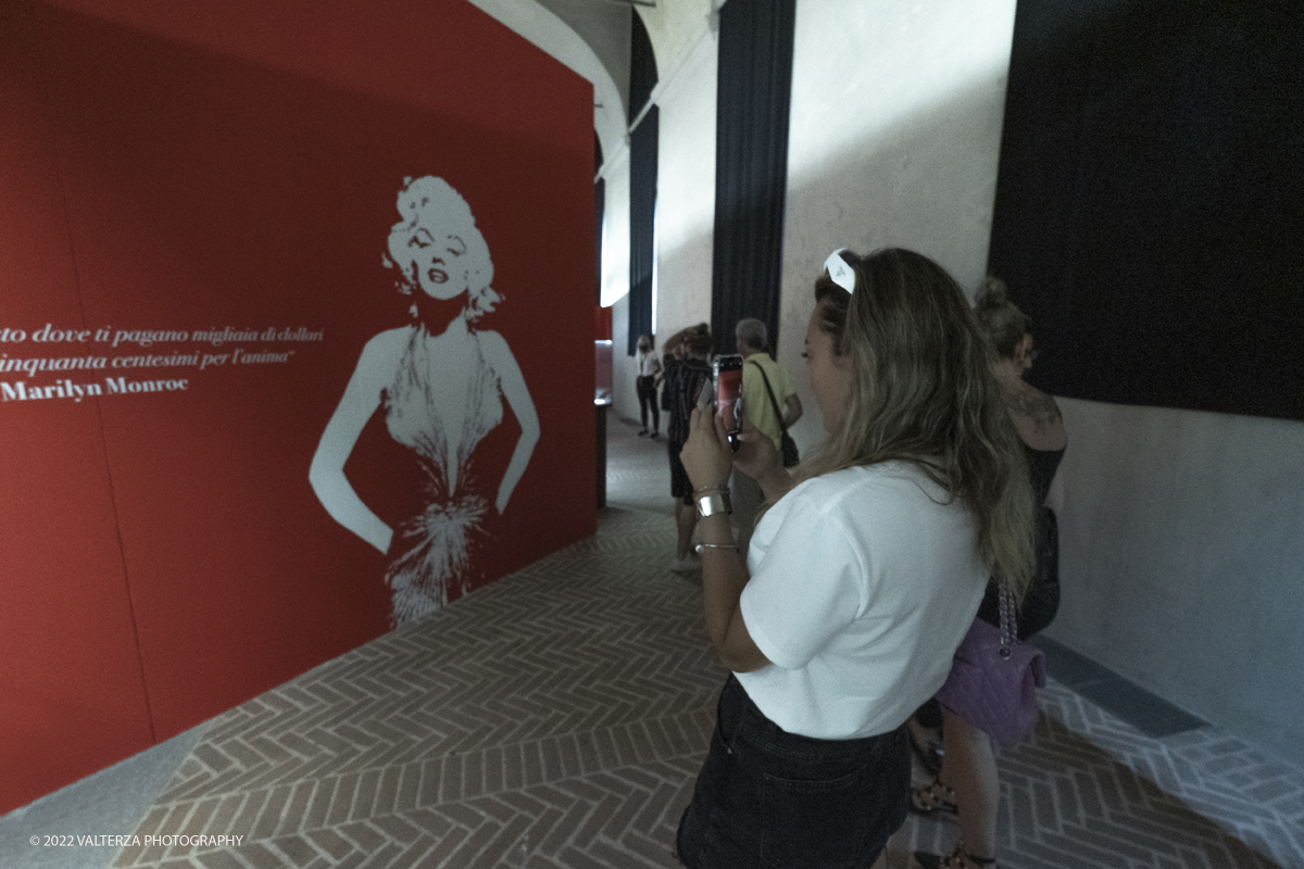 _DSF9811.jpg - 01/07/2022. Torino. A sessantâ€™anni dalla morte della Monroe, una mostra-evento con memorabilia originali, in parte esposti in anteprima mondiale e le fotografie , scattate dal fotografo,suo amico storico ,Sam Shaw. Nella foto in visita alla mostra