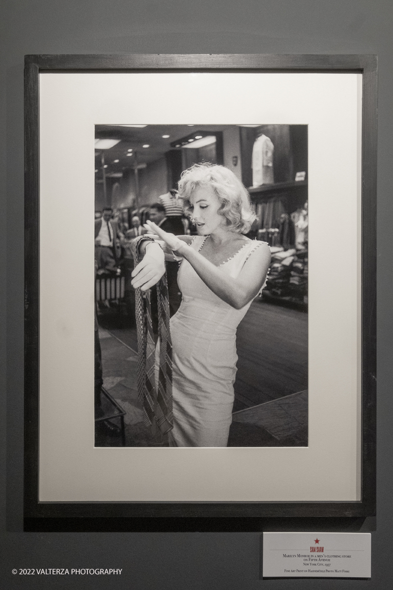 _DSF9987.jpg - 01/07/2022. Torino. A sessantâ€™anni dalla morte della Monroe, una mostra-evento con memorabilia originali, in parte esposti in anteprima mondiale e le fotografie , scattate dal fotografo,suo amico storico ,Sam Shaw. Nella foto Marilyn in un negozio di aabbigliamento maschile nella quinta Avenue