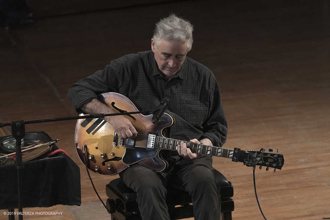 _G3I2916.jpg - 28/04/2019.Torino,.Attivo da oltre cinquantâ€™anni nei piuÌ€ disparati contesti musicali, Fred Frith eÌ€ un vero pioniere della chitarra elettrica, fin dai tempi di gruppi avant rock come Henry Cow o Massacre (con Bill Laswell). Come improvvisatore radicale ha suonato con figure del calibro di Robert Wyatt o John Zorn e come compositore ha visto suoi lavori interpretati da affermati ensemble di musica contemporanea. Nella foto Fred Frith nella esibizione "solo electric guitar" sul palco del conservatorio Giuseppe Verdi.