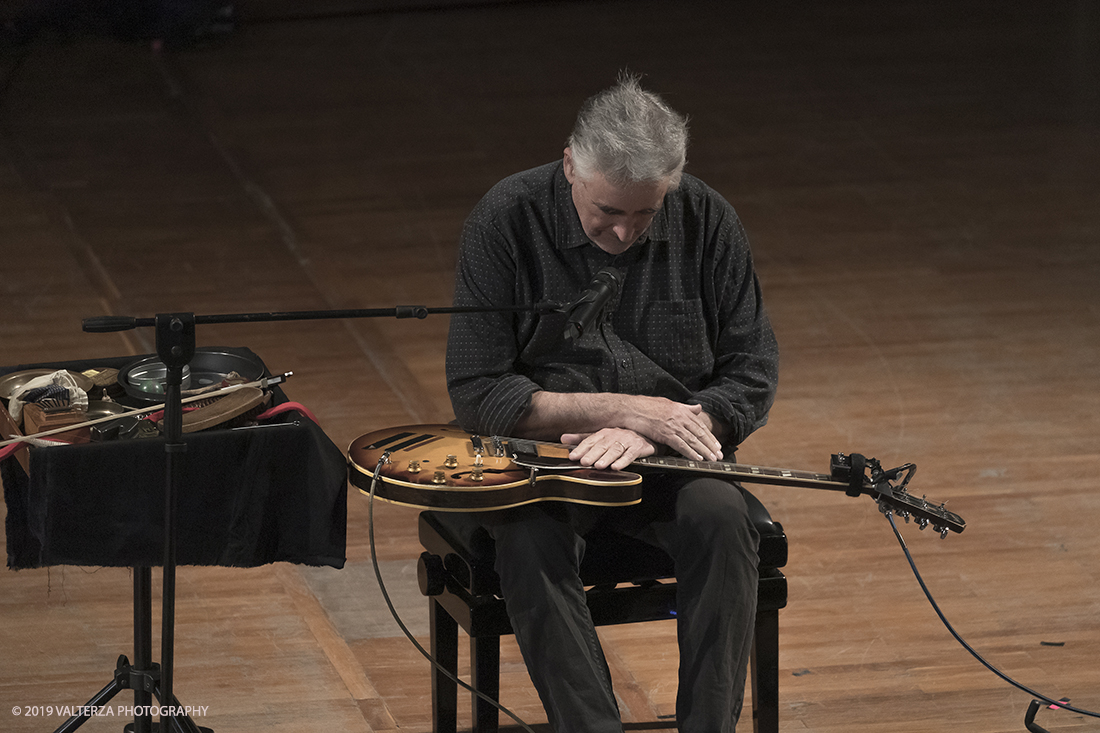 _G3I2917.jpg - 28/04/2019.Torino,.Attivo da oltre cinquantâ€™anni nei piuÌ€ disparati contesti musicali, Fred Frith eÌ€ un vero pioniere della chitarra elettrica, fin dai tempi di gruppi avant rock come Henry Cow o Massacre (con Bill Laswell). Come improvvisatore radicale ha suonato con figure del calibro di Robert Wyatt o John Zorn e come compositore ha visto suoi lavori interpretati da affermati ensemble di musica contemporanea. Nella foto Fred Frith nella esibizione "solo electric guitar" sul palco del conservatorio Giuseppe Verdi.