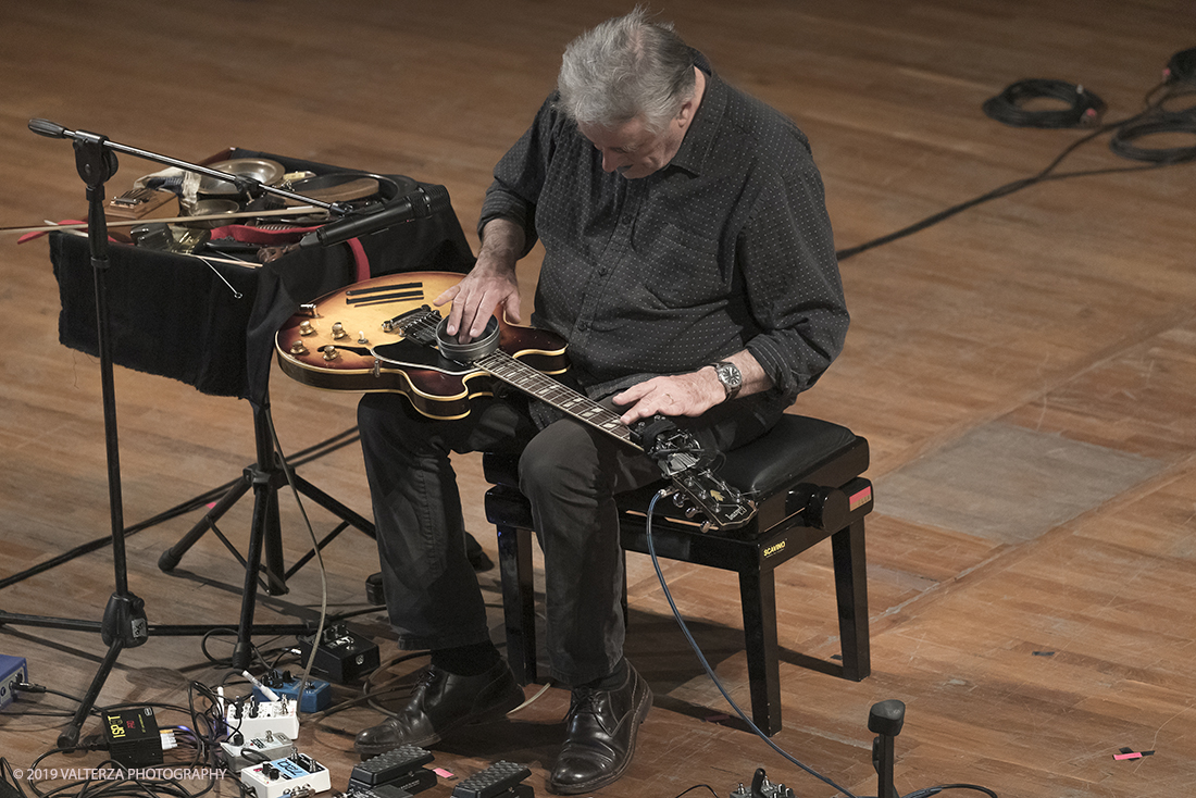 _G3I2942.jpg - 28/04/2019.Torino,.Attivo da oltre cinquantâ€™anni nei piuÌ€ disparati contesti musicali, Fred Frith eÌ€ un vero pioniere della chitarra elettrica, fin dai tempi di gruppi avant rock come Henry Cow o Massacre (con Bill Laswell). Come improvvisatore radicale ha suonato con figure del calibro di Robert Wyatt o John Zorn e come compositore ha visto suoi lavori interpretati da affermati ensemble di musica contemporanea. Nella foto Fred Frith nella esibizione "solo electric guitar" sul palco del conservatorio Giuseppe Verdi.