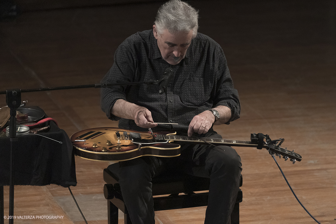 _G3I2991.jpg - 28/04/2019.Torino,.Attivo da oltre cinquantâ€™anni nei piuÌ€ disparati contesti musicali, Fred Frith eÌ€ un vero pioniere della chitarra elettrica, fin dai tempi di gruppi avant rock come Henry Cow o Massacre (con Bill Laswell). Come improvvisatore radicale ha suonato con figure del calibro di Robert Wyatt o John Zorn e come compositore ha visto suoi lavori interpretati da affermati ensemble di musica contemporanea. Nella foto Fred Frith nella esibizione "solo electric guitar" sul palco del conservatorio Giuseppe Verdi.