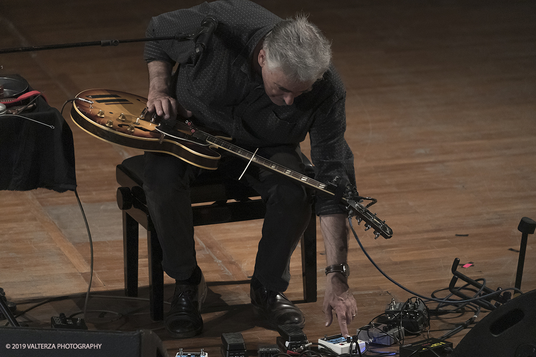 _G3I2995.jpg - 28/04/2019.Torino,.Attivo da oltre cinquantâ€™anni nei piuÌ€ disparati contesti musicali, Fred Frith eÌ€ un vero pioniere della chitarra elettrica, fin dai tempi di gruppi avant rock come Henry Cow o Massacre (con Bill Laswell). Come improvvisatore radicale ha suonato con figure del calibro di Robert Wyatt o John Zorn e come compositore ha visto suoi lavori interpretati da affermati ensemble di musica contemporanea. Nella foto Fred Frith nella esibizione "solo electric guitar" sul palco del conservatorio Giuseppe Verdi.