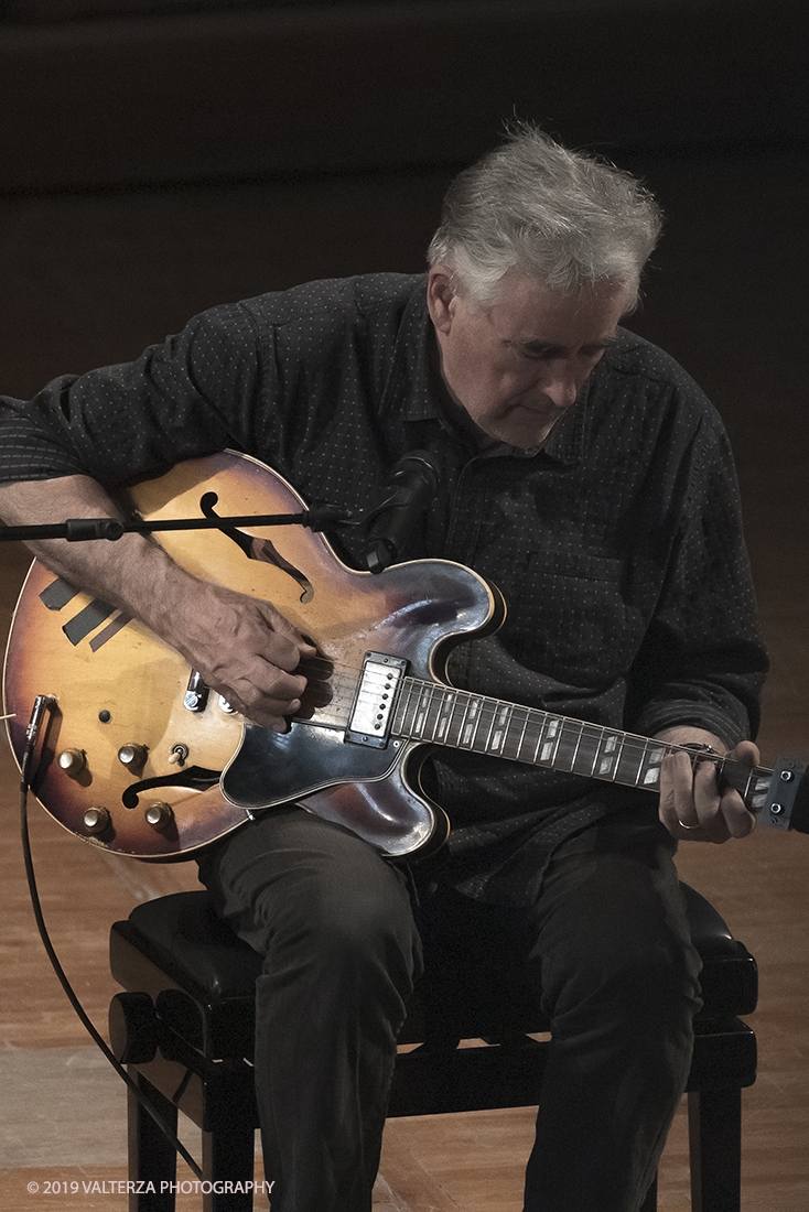 _G3I3101.jpg - 28/04/2019.Torino,.Attivo da oltre cinquantâ€™anni nei piuÌ€ disparati contesti musicali, Fred Frith eÌ€ un vero pioniere della chitarra elettrica, fin dai tempi di gruppi avant rock come Henry Cow o Massacre (con Bill Laswell). Come improvvisatore radicale ha suonato con figure del calibro di Robert Wyatt o John Zorn e come compositore ha visto suoi lavori interpretati da affermati ensemble di musica contemporanea. Nella foto Fred Frith nella esibizione "solo electric guitar" sul palco del conservatorio Giuseppe Verdi.