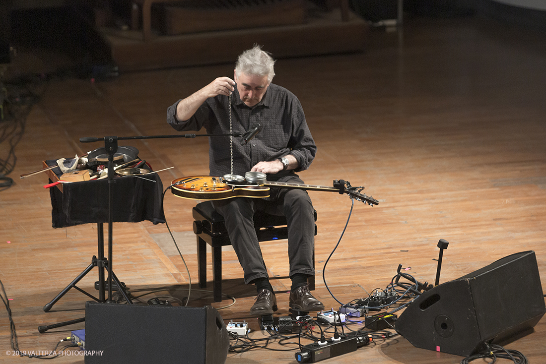 _X9B8501.jpg - 28/04/2019.Torino,.Attivo da oltre cinquantâ€™anni nei piuÌ€ disparati contesti musicali, Fred Frith eÌ€ un vero pioniere della chitarra elettrica, fin dai tempi di gruppi avant rock come Henry Cow o Massacre (con Bill Laswell). Come improvvisatore radicale ha suonato con figure del calibro di Robert Wyatt o John Zorn e come compositore ha visto suoi lavori interpretati da affermati ensemble di musica contemporanea. Nella foto Fred Frith nella esibizione "solo electric guitar" sul palco del conservatorio Giuseppe Verdi.