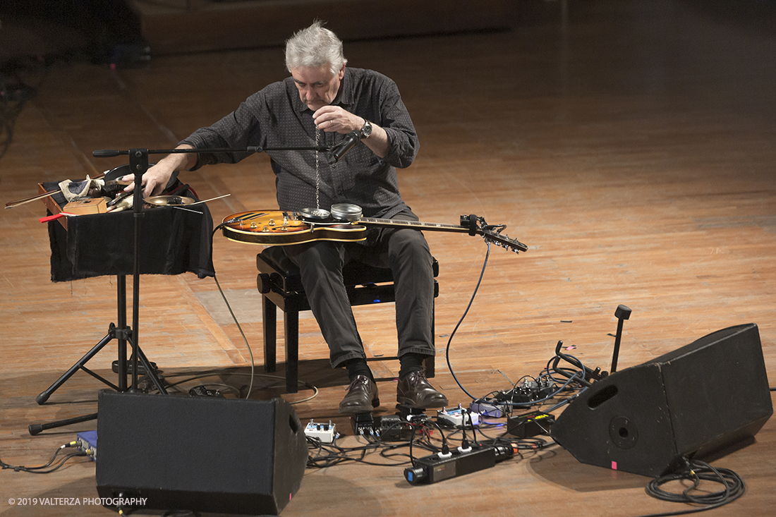 _X9B8505.jpg - 28/04/2019.Torino,.Attivo da oltre cinquantâ€™anni nei piuÌ€ disparati contesti musicali, Fred Frith eÌ€ un vero pioniere della chitarra elettrica, fin dai tempi di gruppi avant rock come Henry Cow o Massacre (con Bill Laswell). Come improvvisatore radicale ha suonato con figure del calibro di Robert Wyatt o John Zorn e come compositore ha visto suoi lavori interpretati da affermati ensemble di musica contemporanea. Nella foto Fred Frith nella esibizione "solo electric guitar" sul palco del conservatorio Giuseppe Verdi.