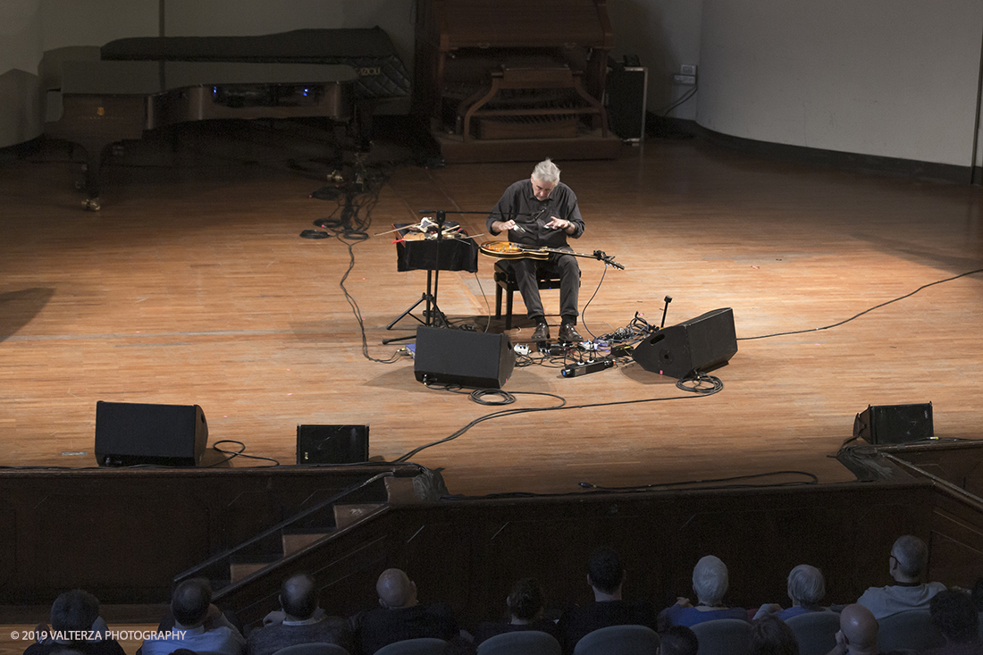 _X9B8529.jpg - 28/04/2019.Torino,.Attivo da oltre cinquantâ€™anni nei piuÌ€ disparati contesti musicali, Fred Frith eÌ€ un vero pioniere della chitarra elettrica, fin dai tempi di gruppi avant rock come Henry Cow o Massacre (con Bill Laswell). Come improvvisatore radicale ha suonato con figure del calibro di Robert Wyatt o John Zorn e come compositore ha visto suoi lavori interpretati da affermati ensemble di musica contemporanea. Nella foto Fred Frith nella esibizione "solo electric guitar" sul palco del conservatorio Giuseppe Verdi.