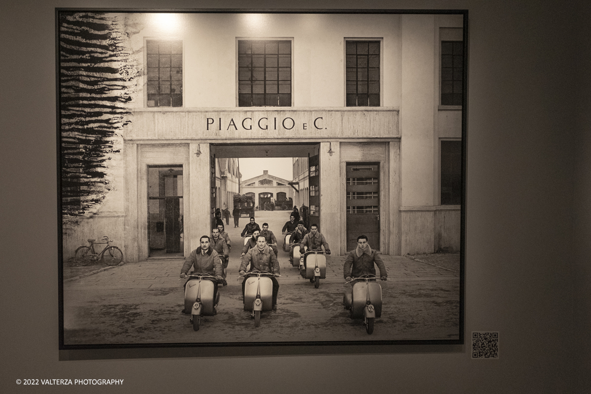 _DSF0484.jpg - 16/05/2022. Torino. Intesa San Paolo ha inaugurato oggi Le "Gallerie d'Italia Torino"quarto museo del gruppo, diecimila mq di percorsoespositivo su cinque piani dedicati alla fotografia ed al Barocco. Nella foto il primo modello di Vespa uscito dallo stabilimento Piaggio Gennaio 1949