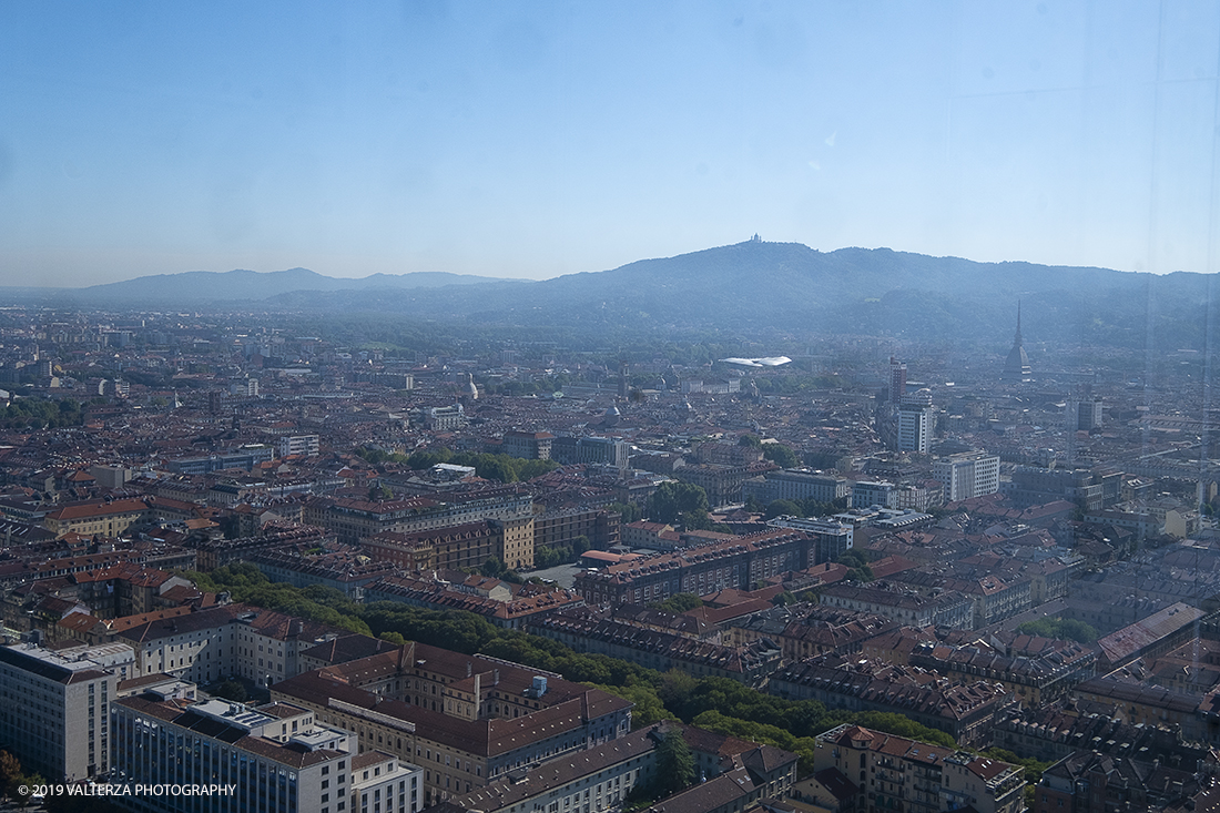 _DSF3082.jpg - 12/09/2019. Torino, grattacielo Intesa San Paolo. Il 6-7 ottobre sullâ€™Isola dei Pescatori torna la manifestazione dedicata al mondo delle acque interne. Ricette stellate, conferenze, letture e concerti itineranti, performance artistiche e una grande caccia al tesoro coinvolgeranno il pubblico alla scoperta del patrimonio culturale, culinario e scientifico custodito sui fondali di fiumi e laghi. Nella foto in attesa della conferenza stampa ci si gode lo splendido panorama dalla terrazza di Spazio 35