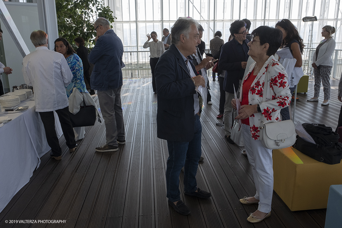 _DSF3151.jpg - 12/09/2019. Torino, grattacielo Intesa San Paolo. Il 6-7 ottobre sullâ€™Isola dei Pescatori torna la manifestazione dedicata al mondo delle acque interne. Ricette stellate, conferenze, letture e concerti itineranti, performance artistiche e una grande caccia al tesoro coinvolgeranno il pubblico alla scoperta del patrimonio culturale, culinario e scientifico custodito sui fondali di fiumi e laghi: Nella foto in attesa della conferenza, al centro il giornalista e critico enogastronomico Alessandro Felis