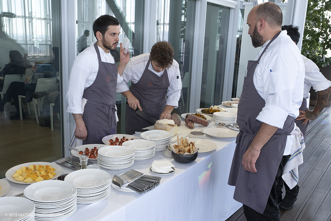 _DSF3291.jpg - 12/09/2019. Torino, grattacielo Intesa San Paolo. Il 6-7 ottobre sullâ€™Isola dei Pescatori torna la manifestazione dedicata al mondo delle acque interne. Ricette stellate, conferenze, letture e concerti itineranti, performance artistiche e una grande caccia al tesoro coinvolgeranno il pubblico alla scoperta del patrimonio culturale, culinario e scientifico custodito sui fondali di fiumi e laghi: Nella foto preparazione del Buffet da parte dei cuochi ed aiutanti del Ristorante Piano 35 dello Chef**Michelin Marco Sacco