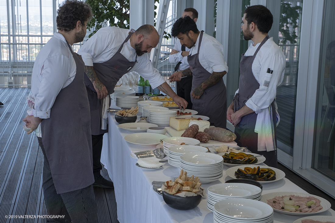 _DSF3322.jpg - 12/09/2019. Torino, grattacielo Intesa San Paolo. Il 6-7 ottobre sullâ€™Isola dei Pescatori torna la manifestazione dedicata al mondo delle acque interne. Ricette stellate, conferenze, letture e concerti itineranti, performance artistiche e una grande caccia al tesoro coinvolgeranno il pubblico alla scoperta del patrimonio culturale, culinario e scientifico custodito sui fondali di fiumi e laghi: Nella foto preparazione del Buffet da parte dei cuochi ed aiutanti del Ristorante Piano 35 dello Chef**Michelin Marco Sacco