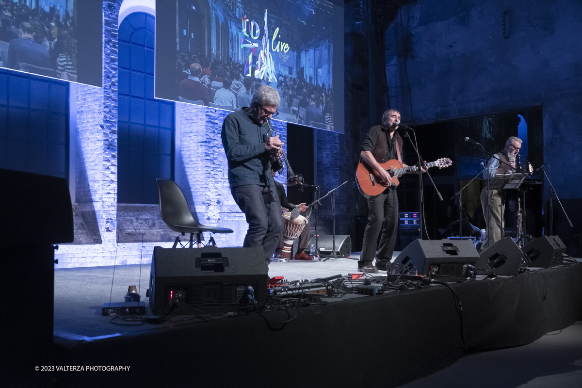 _DSF1305.jpg - 27/01/2023. Torino. Al binario 3 delle OGR "Random OGR Memories" l'evento di Torino 7 Live. Sul palco 21 fra testimoni ,artisti, scrittori e giornalisti per ricordare l'Olocausto e per declinare la memoria stessa in molteplici sfaccettature. Nella foto le musiche dell'eventto sono eseguite da Giorgio Li Calzi,Gian Luigi Carlone, TatÃ¨ Tsongan, Luca Morino