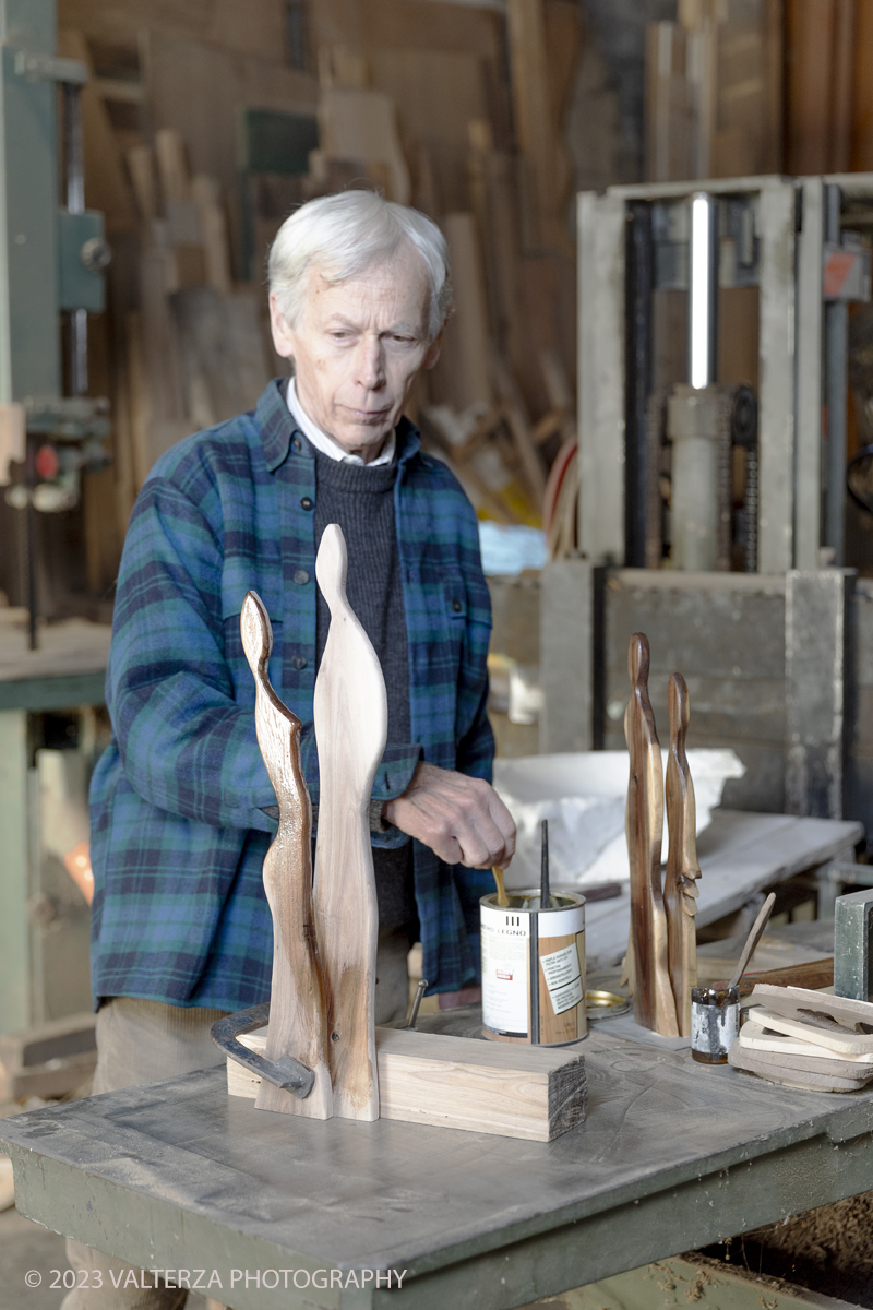 _G5A5472.jpg - Giovanni Borgarello Artist at work in its own atelier. Giovanni Borgarello Born in Cambiano - Turin Italy in 1950, he graduated from the Liceo Artistico and Accademia Albertina di Belle Arti in Turin. He lives in his museum studio via De Gasperi, 37 - 10020 Cambiano (To) among the majestic monuments and marbles of Carrara and the scent of exotic woods transformed into unique and original artistic objects .He was a student of Sandro Cherchi.