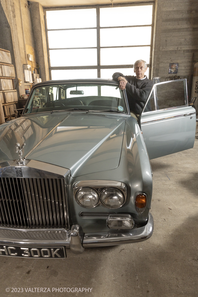 _G5A5674.jpg - Giovanni Borgarello Artist and his own Rolls Royce Silver Shadow 1970. Giovanni Borgarello Born in Cambiano - Turin Italy in 1950, he graduated from the Liceo Artistico and Accademia Albertina di Belle Arti in Turin. He lives in his museum studio via De Gasperi, 37 - 10020 Cambiano (To) among the majestic monuments and marbles of Carrara and the scent of exotic woods transformed into unique and original artistic objects .He was a student of Sandro Cherchi.