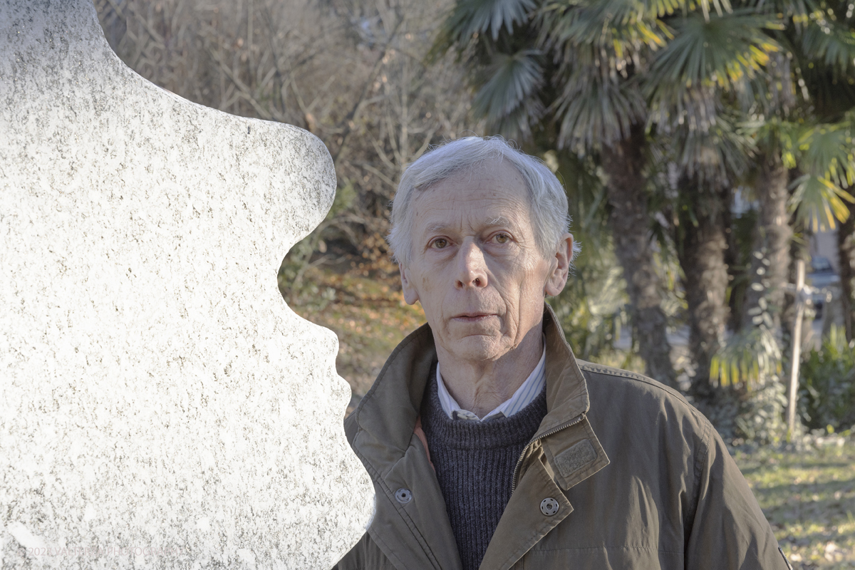 _G5A5723.jpg - Giovanni Borgarello Artist facing a marble sculpture. Giovanni Borgarello Born in Cambiano - Turin Italy in 1950, he graduated from the Liceo Artistico and Accademia Albertina di Belle Arti in Turin. He lives in his museum studio via De Gasperi, 37 - 10020 Cambiano (To) among the majestic monuments and marbles of Carrara and the scent of exotic woods transformed into unique and original artistic objects .He was a student of Sandro Cherchi.