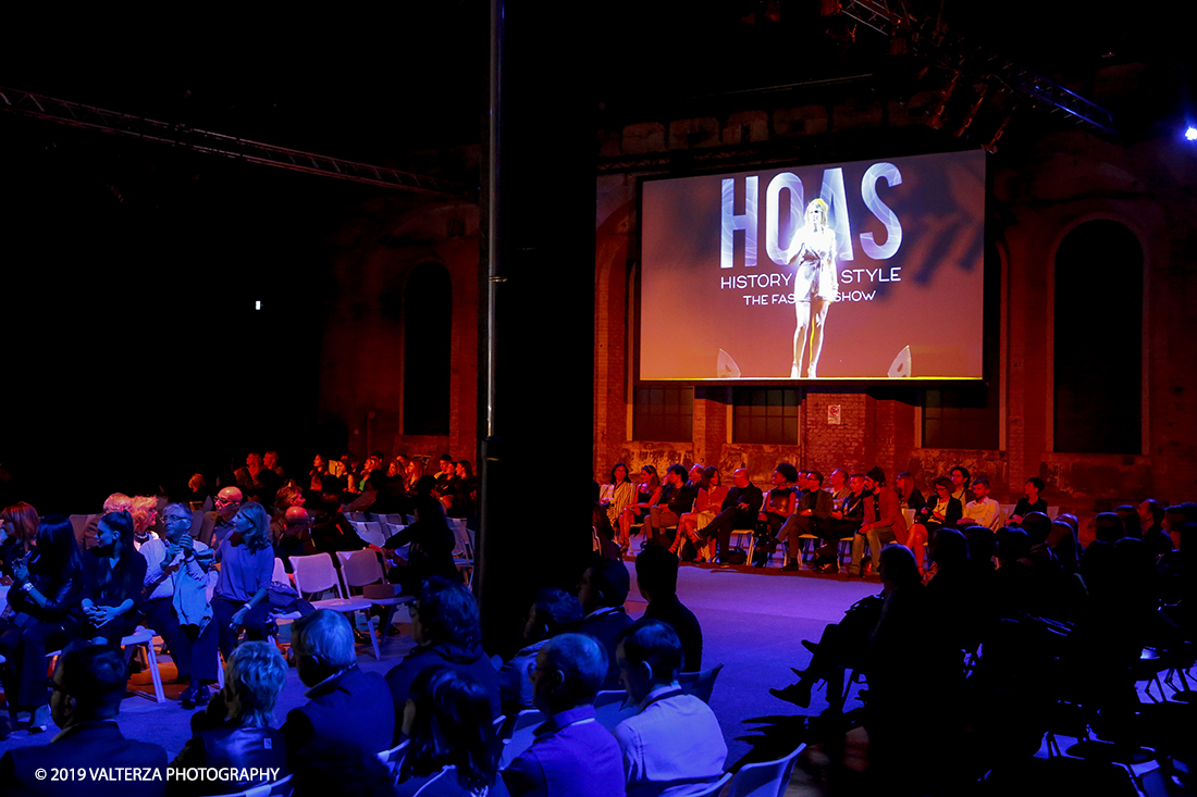 _X9B4538.jpg - 22/05/2019. Torino, OGR.  Â«Hoas - History of a styleÂ», Ã¨ una kermesse incentrata su abiti, arte e manifatture, celebrati in modo inedito, svelando che cosa câ€™Ã¨ dietro le quinte di una griffe, di unâ€™atelier, di una lavorazione sperimentale. Nella foto un momento di intrattenimento musicale del pubblico in attesa della sfilata.