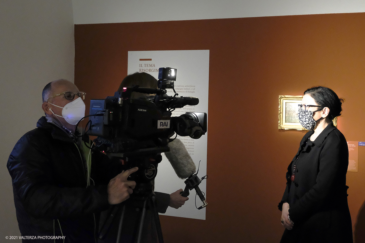 _DSF8874.jpg - 23/02/2021. Bard (Aosta). Il Forte di Bard apre la sua stagione artistica con una grande mostra sui Macchiaioli comprendente 80 opere. Nella foto la RAI intervista la curatrIce della mostra Simona Bartolena