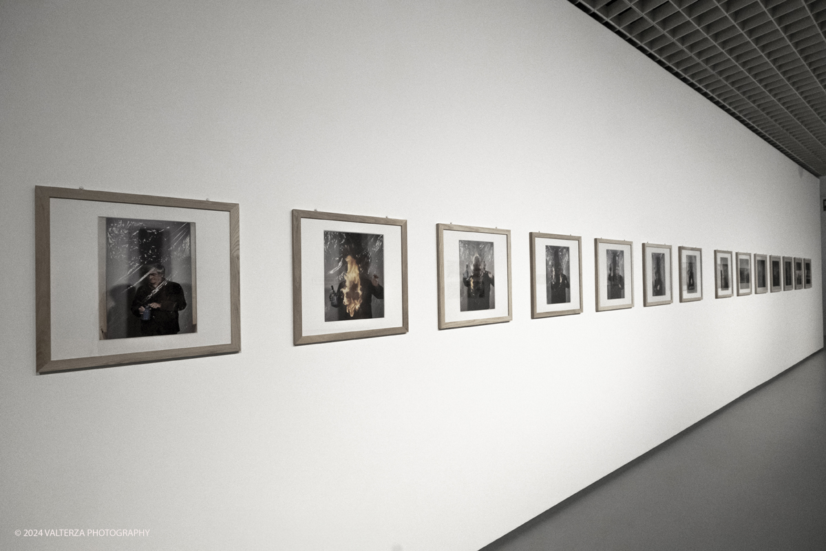 _DSF1818.jpg - 05/05/2024. Torino. Lâ€™esposizione alla GAM intende porre lâ€™accento sulla centralitÃ  del tema della fotografia , dalle immagini di Ghirri in cui lo sguardo di spettatori si frappone tra obiettivo fotografico e opere dâ€™arte a quelle di Mulas, che piÃ¹ di tutti seppe ritrarre il paesaggio delle mostre e dello studio come spazi di pensiero dellâ€™artista. Nella foto Aurelio Amendola Alberto Burri, Morra, La Combustione, 1977